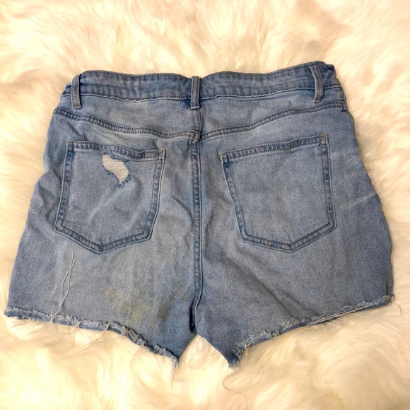 Cute light wash ripped jean shorts - Picture 2 of 3